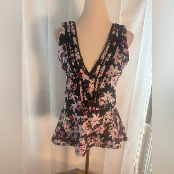Bebe Floral Sleeveless Blouse with Lace Trim – Size Medium - Picture 1 of 7